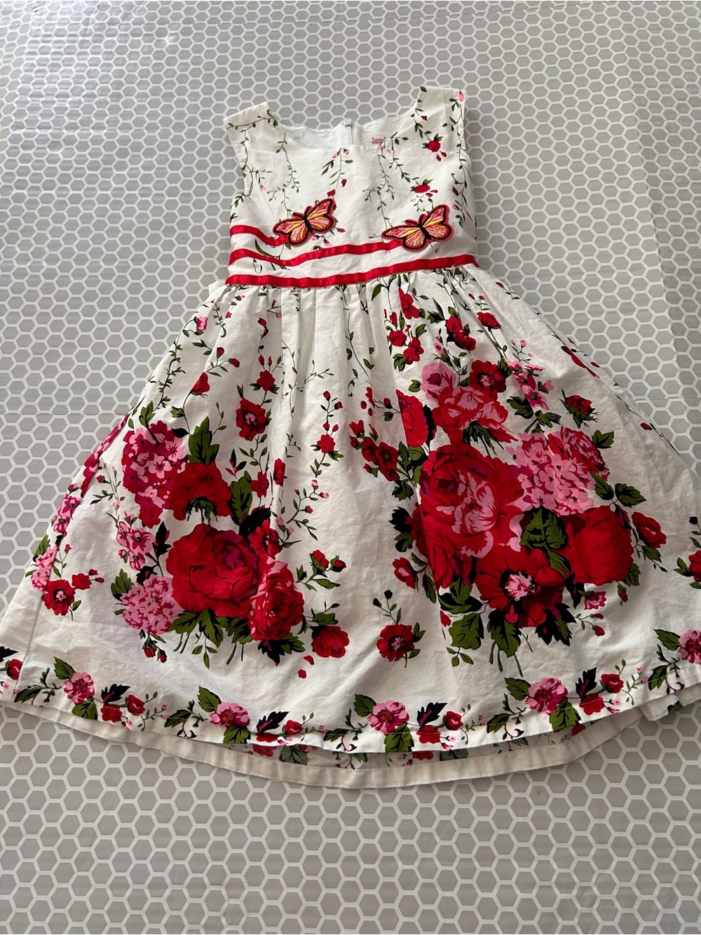Sunny Fashion White Floral Dress Red Rose Print Butterfly Accents.   Size 4/5